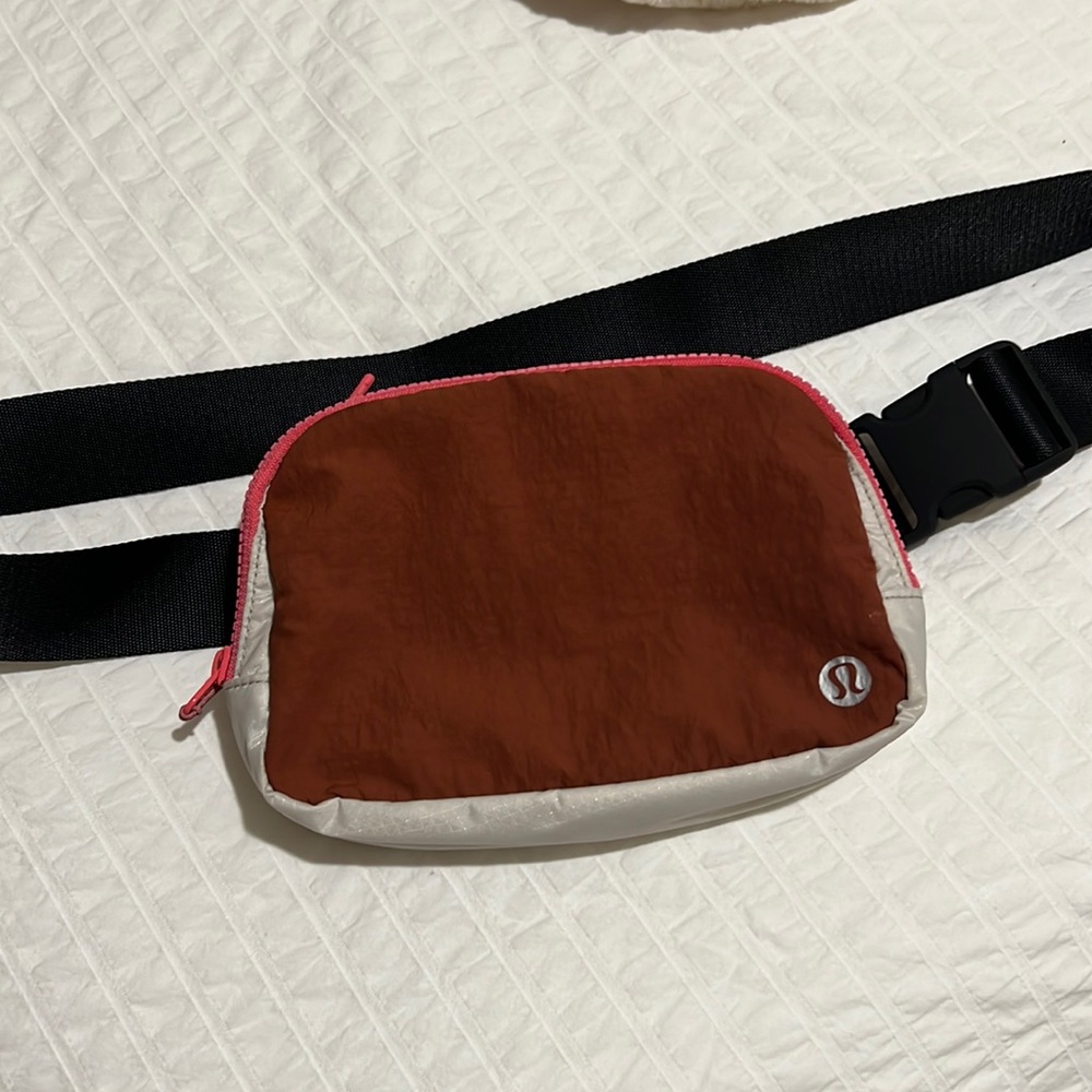 Lululemon Everywhere belt bag